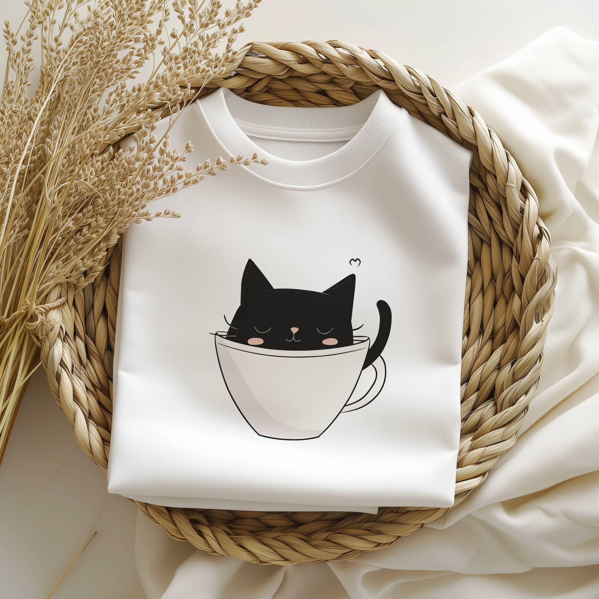 Mockup bielej mikiny s nažehlovačkou s čiernou mačkou v šálke kávy