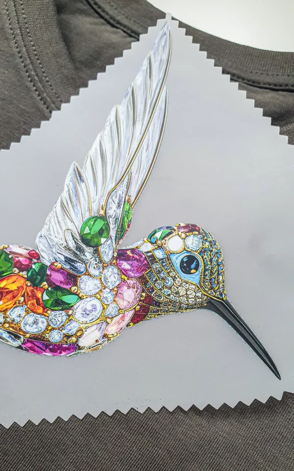 Detail nažehlovačky na tričko - diamantový kolibrík