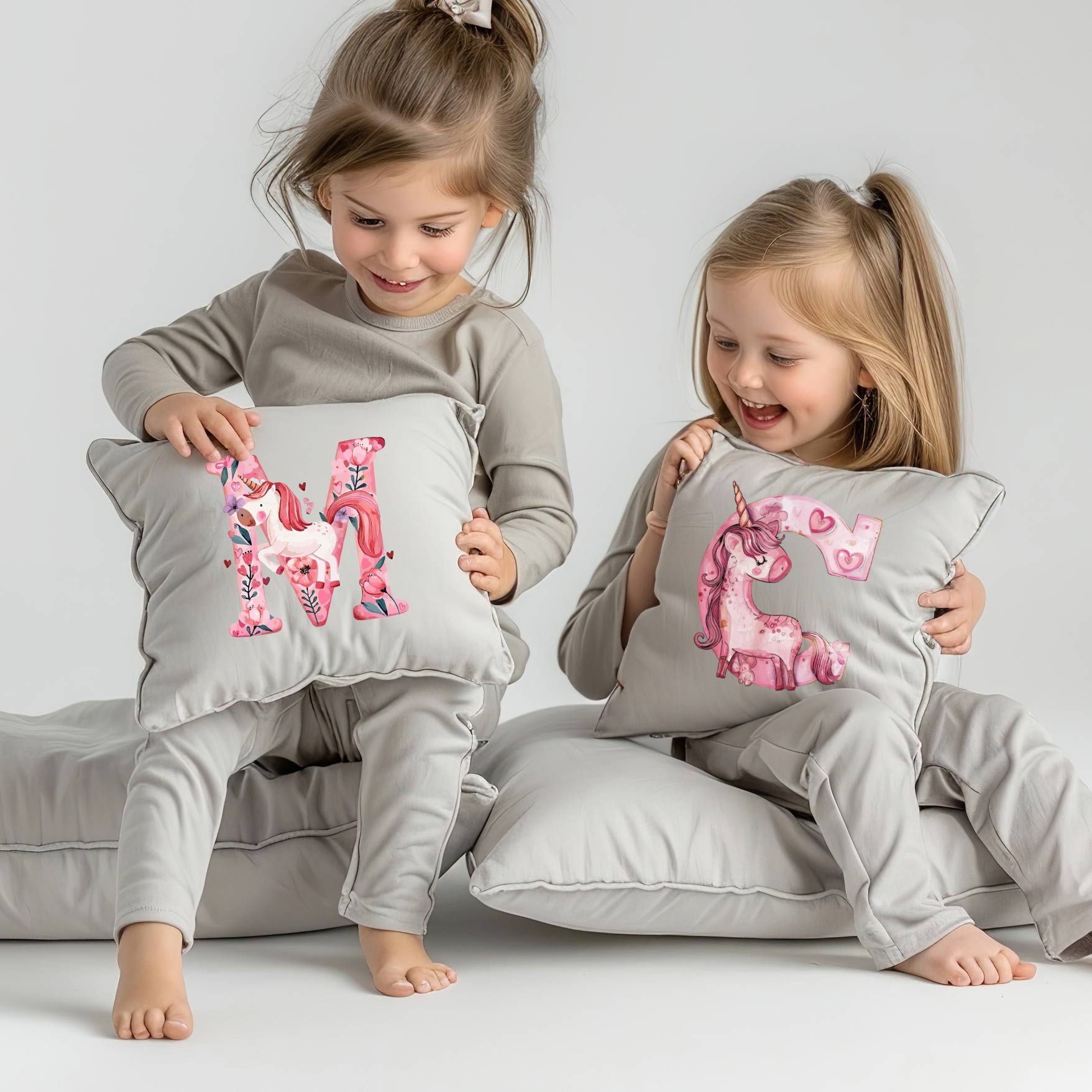 Detská nažehlovačka na vankúšik - písmeno M a C s jednorožcom, deti v pyžame